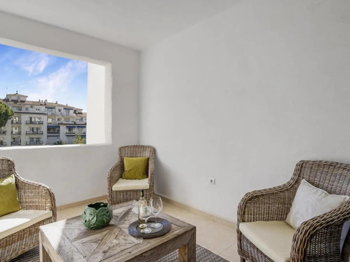 Apartamento De 2 Dormitorios En Playas Del Duque Marbella