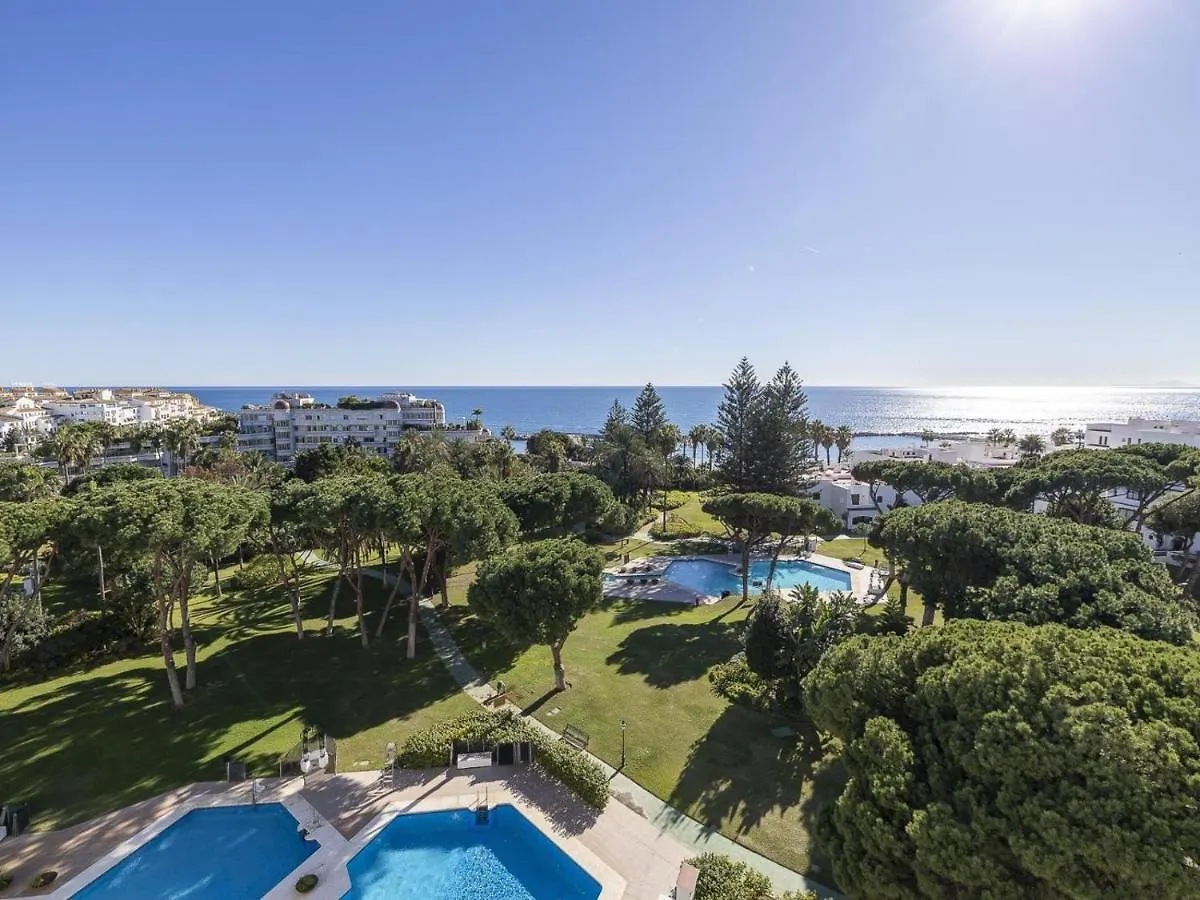 Apartamento De 2 Dormitorios En Playas Del Duque Marbella 0*,  Hiszpania