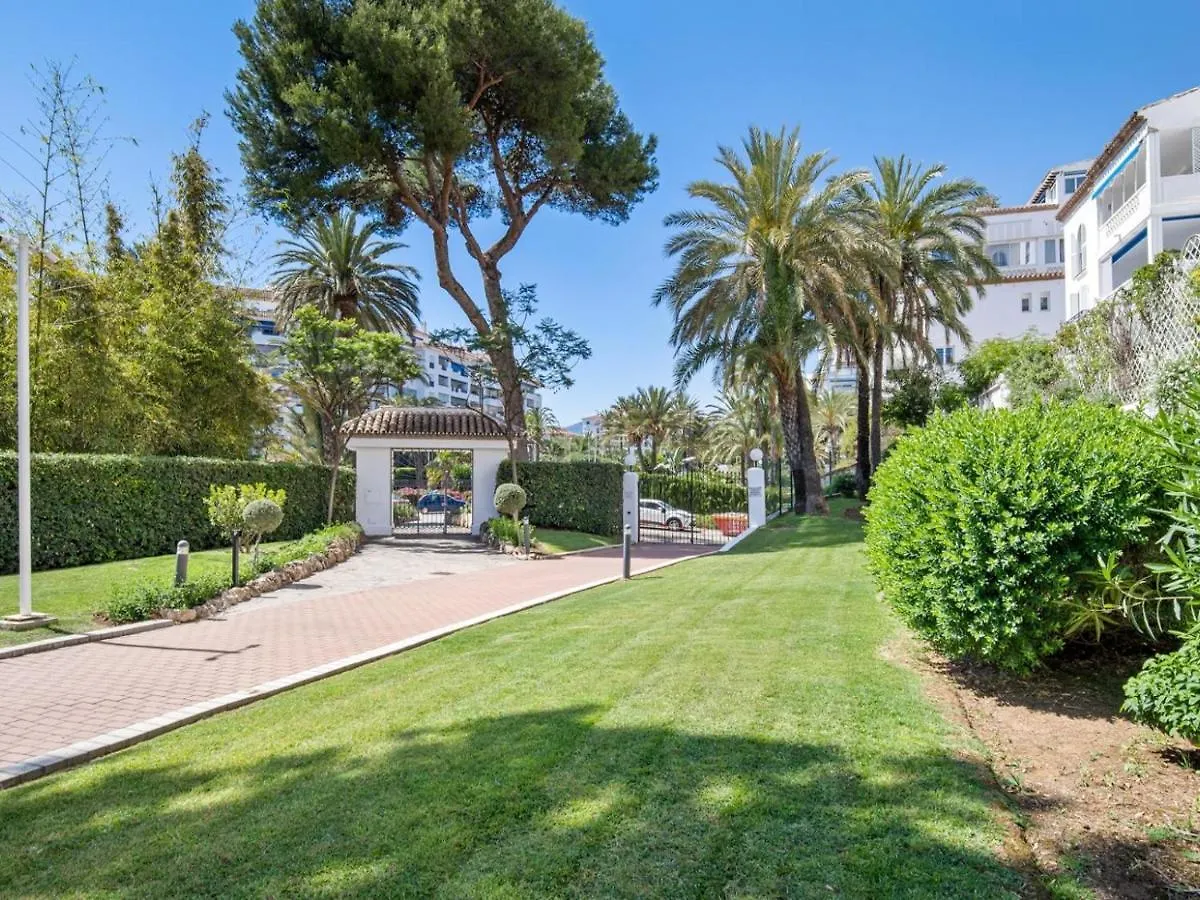 Apartamento De 2 Dormitorios En Playas Del Duque Marbella 0*,  Hiszpania